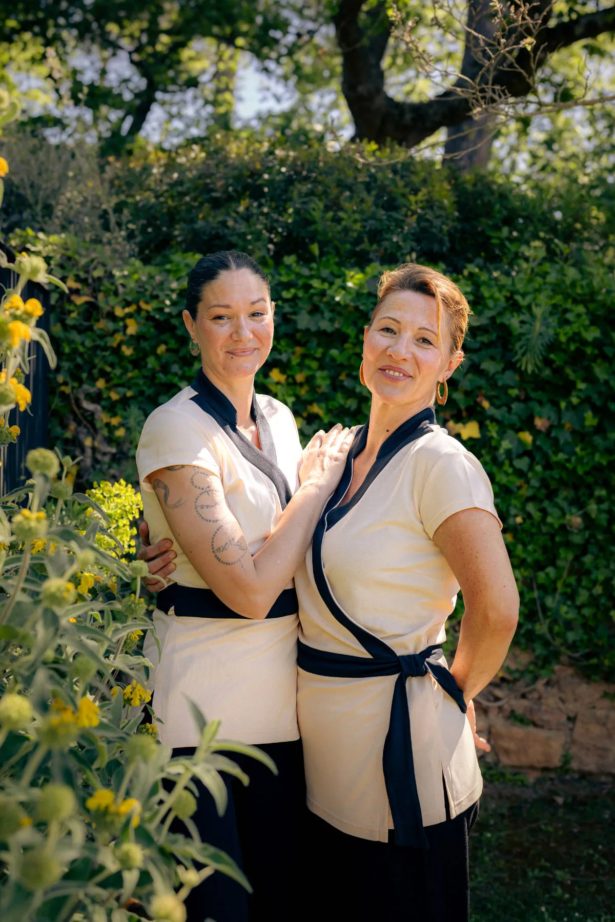 Les deux praticiennes bien-être réunies dans un jardin